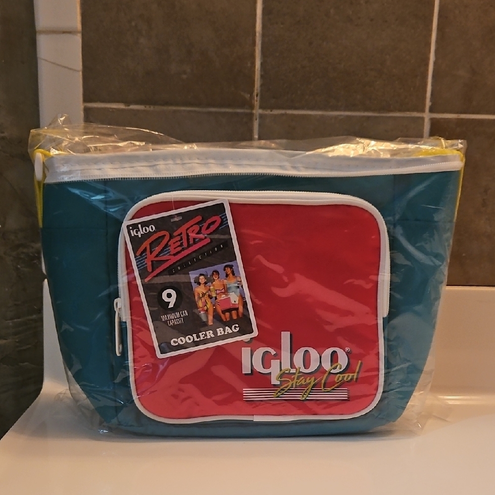 Igloo Retro Cooler Bag in Red and Teal